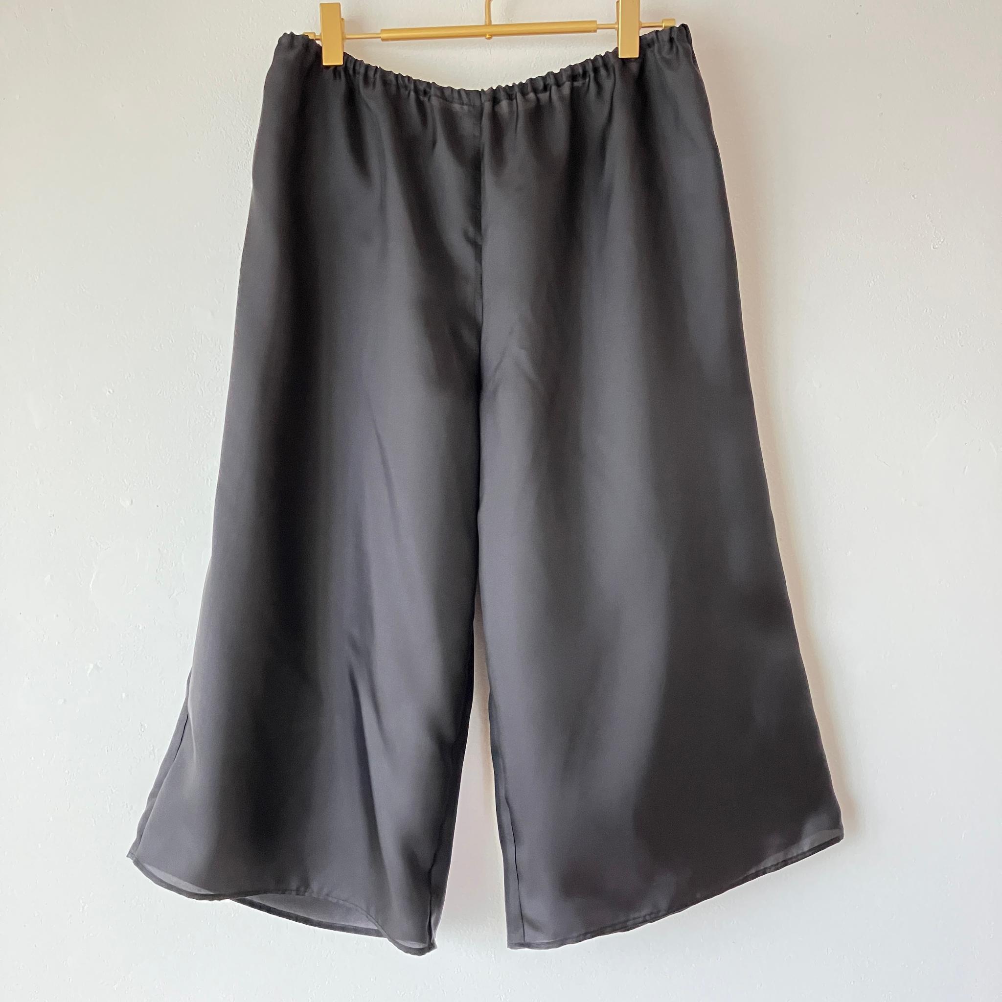 〈2Lサイズ〉ロング丈ペチパンツ(キュプラ100％インナー)黒/ブラック1枚目の画像