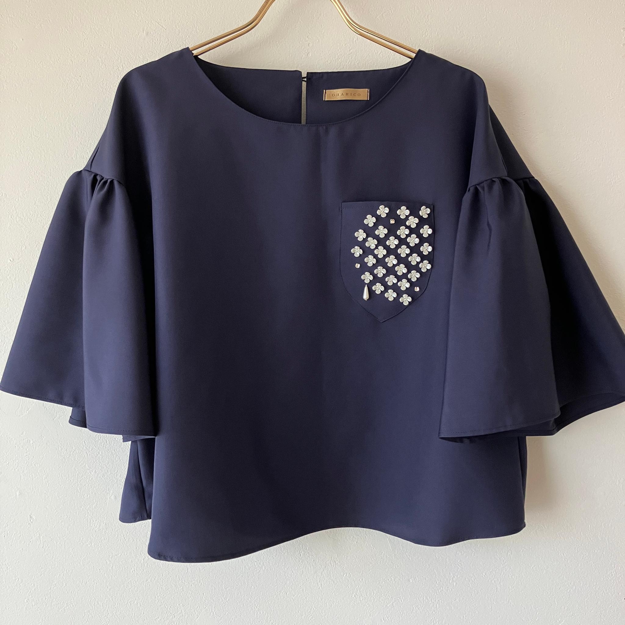 【サンプルSALE】アジサイ刺繍のベル袖ブラウス【ノーカラー/ネイビー/半袖/七分袖/ビーズ刺繍(紫陽花)あじさい】 | 3枚目