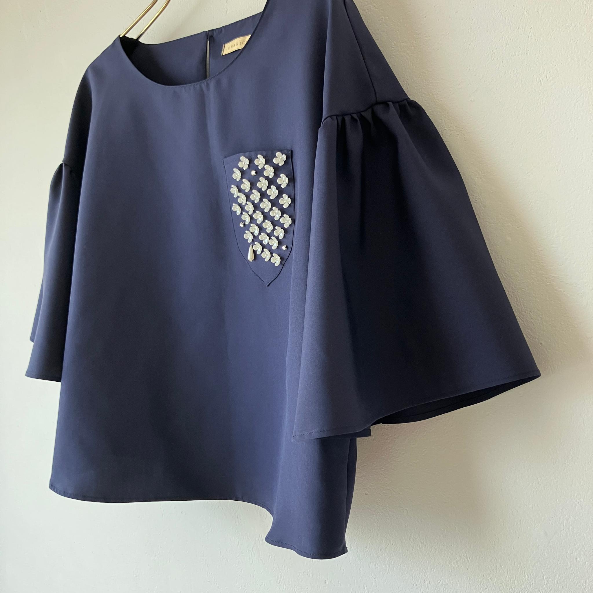 【サンプルSALE】アジサイ刺繍のベル袖ブラウス【ノーカラー/ネイビー/半袖/七分袖/ビーズ刺繍(紫陽花)あじさい】 | 4枚目